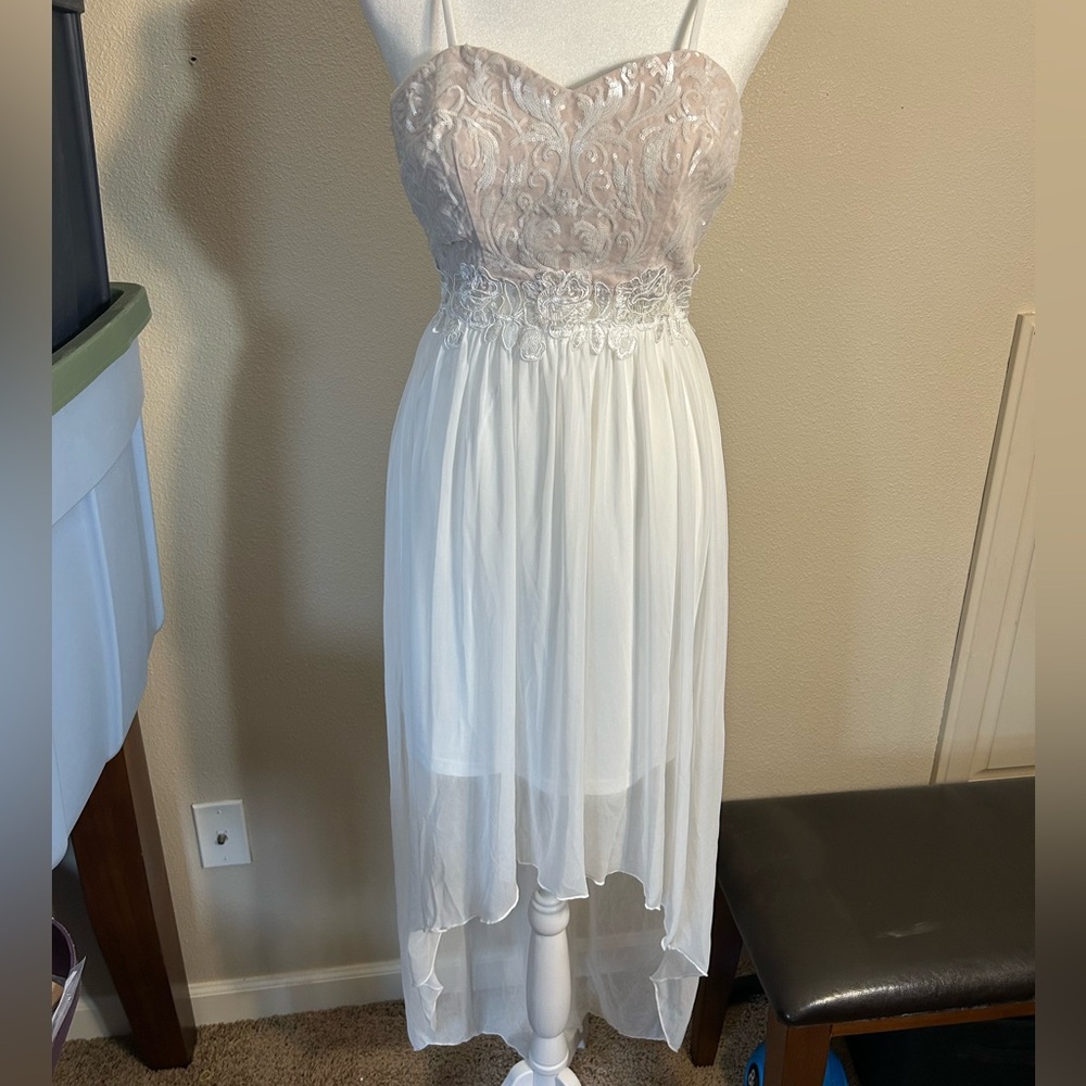 BCX White Ballgown Wedding Dress w/Sequins & Intricate Embroidery, Size 0 (A3)
